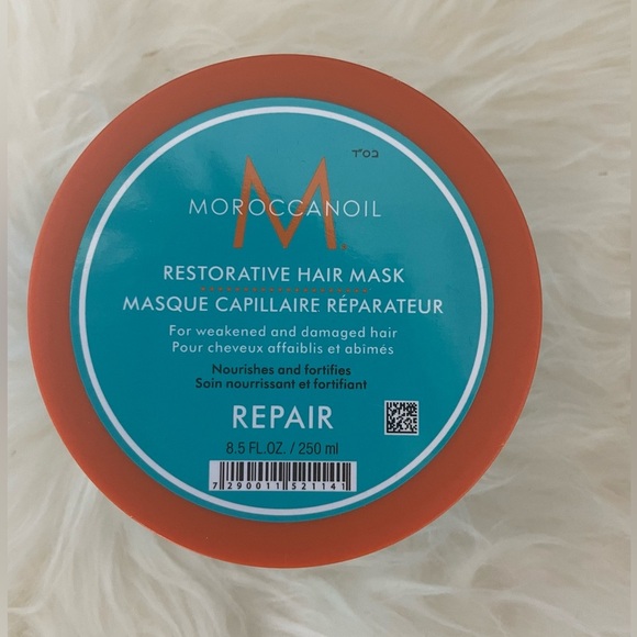Moroccanoil Restorative Hair Mask 250mls
For weakened and damaged hair - Picture 2 of 8